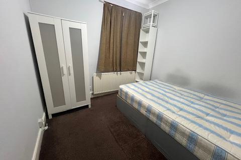 2 bedroom flat to rent, Kingswood Road, Ilford, Essex, IG3