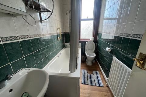 2 bedroom flat to rent, Kingswood Road, Ilford, Essex, IG3