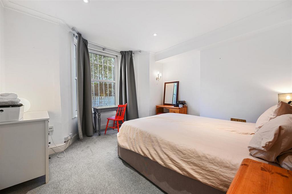 FB - Hammersmith Grove - Bedroom1 (1).JPG