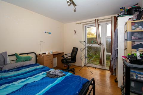 3 bedroom flat to rent, 3 Bed Student Flat in Melgate Close, Winton