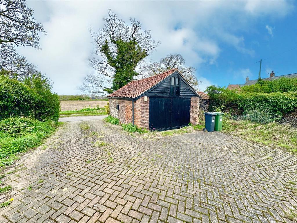 Driveway and garage (2).jpg