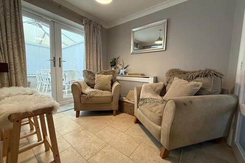 3 bedroom semi-detached house to rent, Skeckling Close, Burstwick