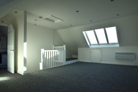 3 bedroom apartment to rent, Pickersleigh Avenue, Malvern, Worcestershire, WR14 2LJ