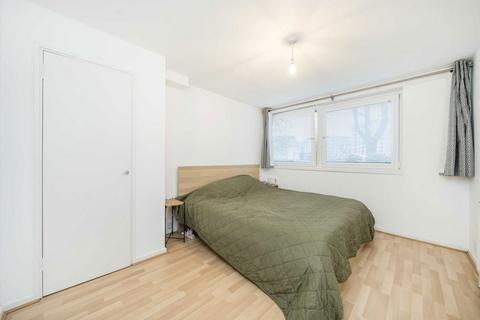 3 bedroom flat for sale, Justin Close, Brentford TW8