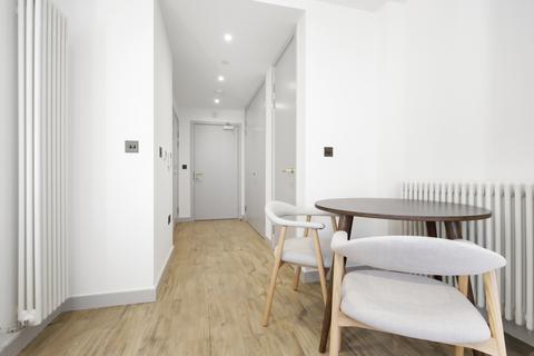 Studio to rent, Selborne Road, London, E17