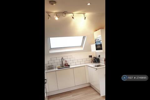 3 bedroom maisonette to rent, Woodland Rise, London, N10