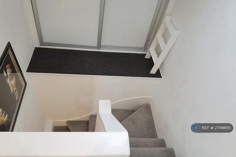 3 bedroom maisonette to rent, Woodland Rise, London, N10