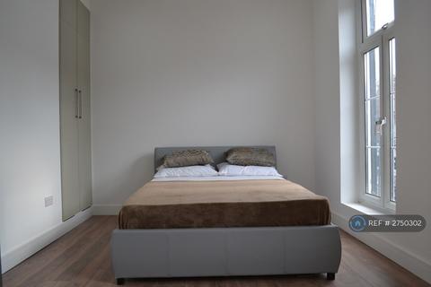4 bedroom flat to rent, Brighton Road, Surbiton, KT6