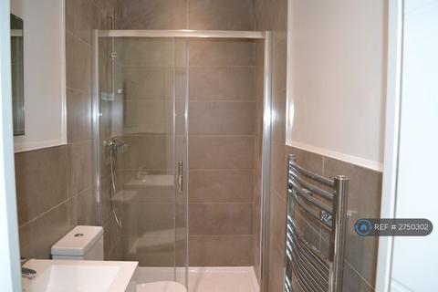 4 bedroom flat to rent, Brighton Road, Surbiton, KT6