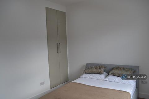 4 bedroom flat to rent, Brighton Road, Surbiton, KT6