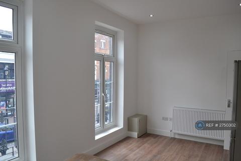 4 bedroom flat to rent, Brighton Road, Surbiton, KT6