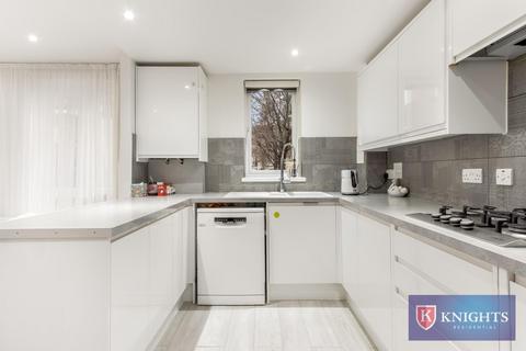 2 bedroom flat for sale, Gareth Drive, London, N9