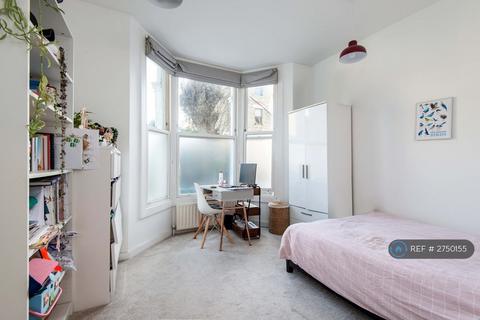 3 bedroom flat to rent, Leander Road, London, SW2