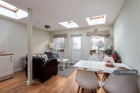 3 bedroom flat to rent, Leander Road, London, SW2
