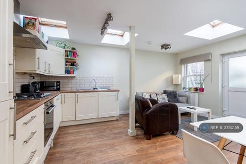 3 bedroom flat to rent, Leander Road, London, SW2