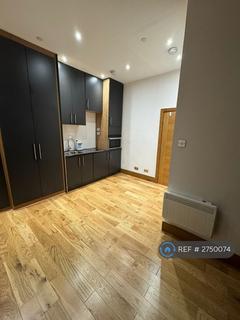 Studio to rent, Kilburn High Road, London, NW6