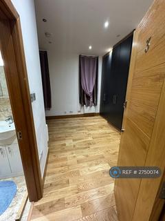 Studio to rent, Kilburn High Road, London, NW6