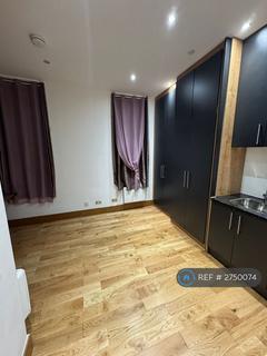 Studio to rent, Kilburn High Road, London, NW6
