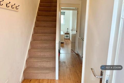 4 bedroom flat to rent, Portia Way, London, E3