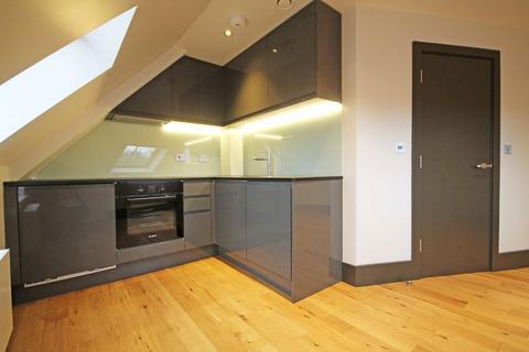 1 bedroom flat to rent, High Street, Hampton TW12