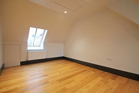 1 bedroom flat to rent, High Street, Hampton TW12