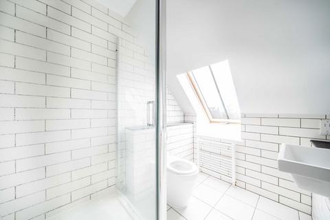 1 bedroom flat to rent, High Street, Hampton TW12