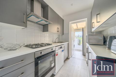 3 bedroom terraced house to rent, Castlewood Drive, London, SE9