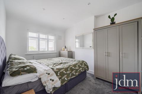 3 bedroom terraced house to rent, Castlewood Drive, London, SE9