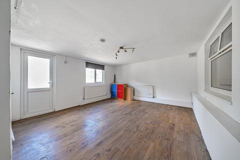 3 bedroom semi-detached house to rent, Kedleston Drive, Orpington, BR5
