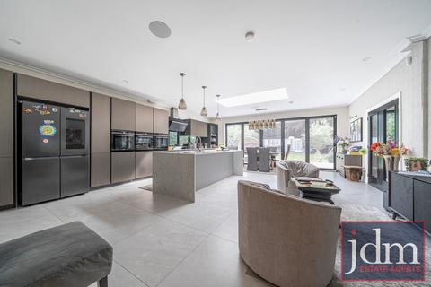 6 bedroom detached house to rent, Elmstead Glade, Chislehurst, Kent, BR7