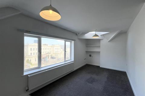 2 bedroom apartment to rent, Cliff Road, Newquay TR7