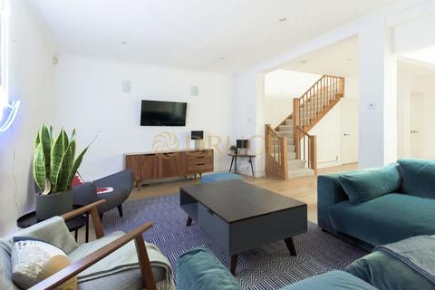 undefined, Queen's Gate Mews, SW7