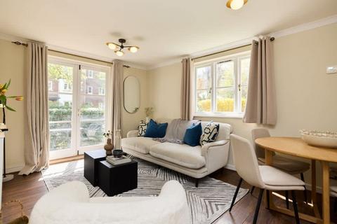 2 bedroom ground floor flat to rent, Brompton Park Crescent