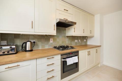 2 bedroom ground floor flat to rent, Brompton Park Crescent