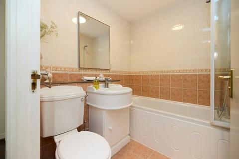 2 bedroom ground floor flat to rent, Brompton Park Crescent