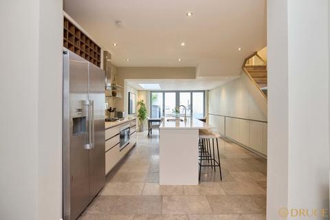 4 bedroom flat to rent, Langton Street, SW10