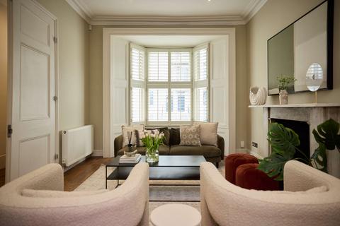 4 bedroom flat to rent, Langton Street, SW10