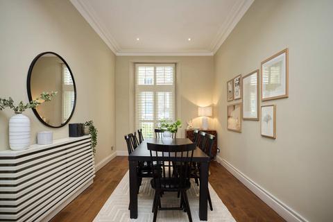 4 bedroom flat to rent, Langton Street, SW10