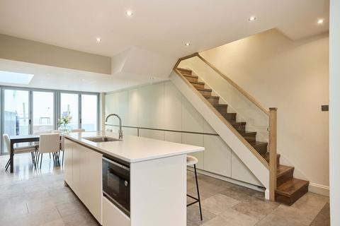 4 bedroom flat to rent, Langton Street, SW10