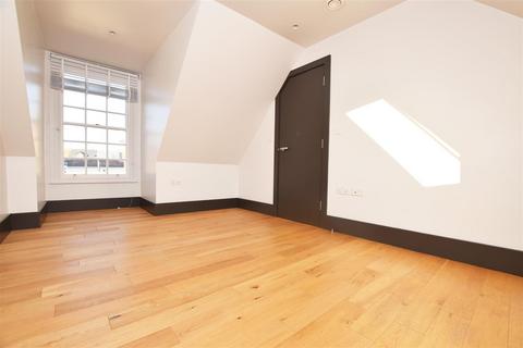 1 bedroom apartment to rent, High Street, Hampton