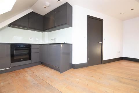 1 bedroom apartment to rent, High Street, Hampton