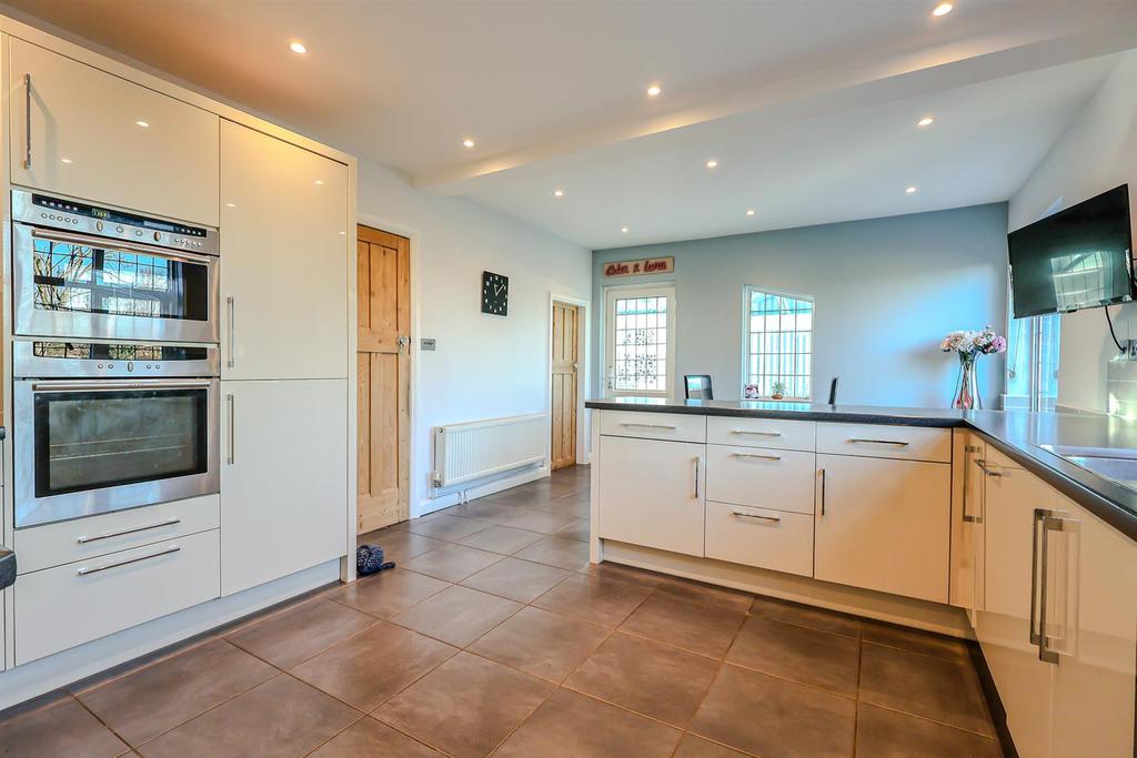 House in Nottingham, Daybrook - View 2