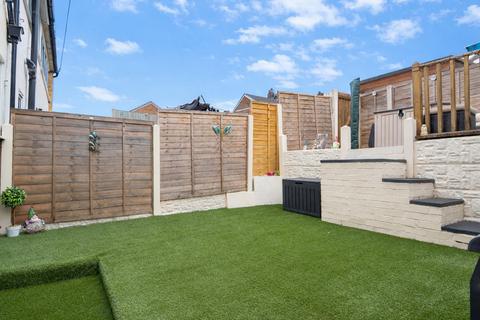 3 bedroom terraced house for sale, Somerdale Close, Bramley, LS13 4RZ