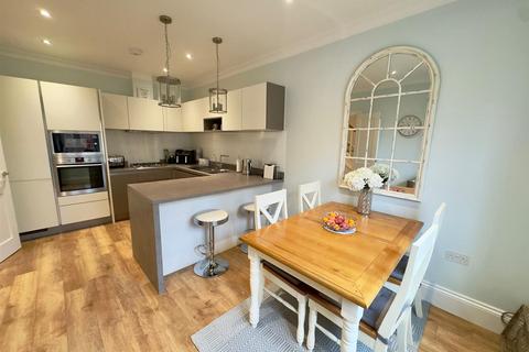 4 bedroom semi-detached house for sale, Royston Drive, Farnham GU10