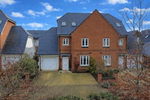 4 bedroom semi-detached house for sale, Royston Drive, Farnham GU10