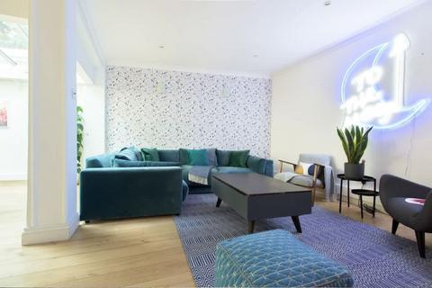 4 bedroom terraced house to rent, Queen's Gate Mews