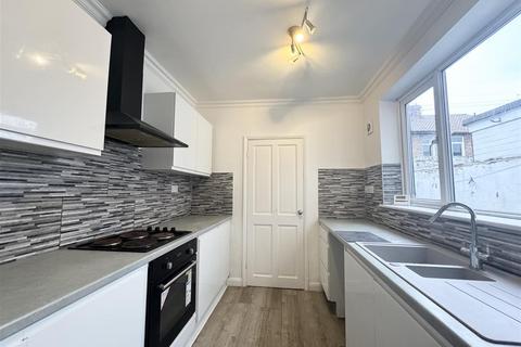 2 bedroom terraced house to rent, Lewes Road, Darlington