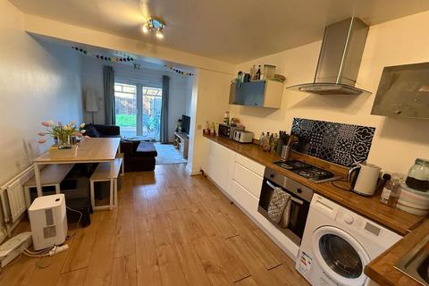 3 bedroom flat to rent, London Road Mitcham