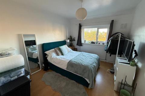 3 bedroom flat to rent, London Road Mitcham