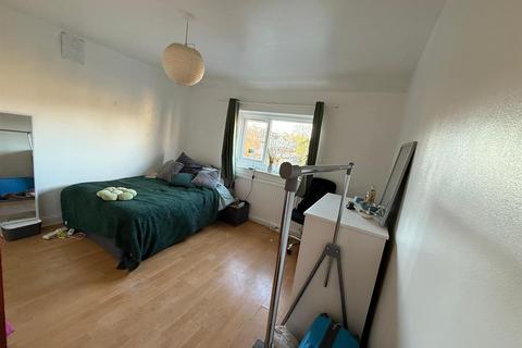 3 bedroom flat to rent, London Road Mitcham